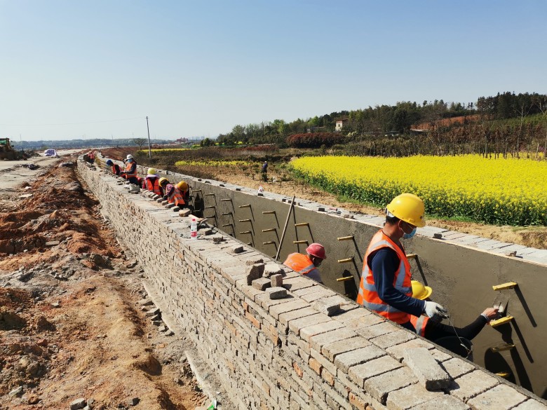 3.中建三局二公司咸宁大洲湖生态建设示范区PPP项目现场建设者正在进行缆线沟砌筑_conew1