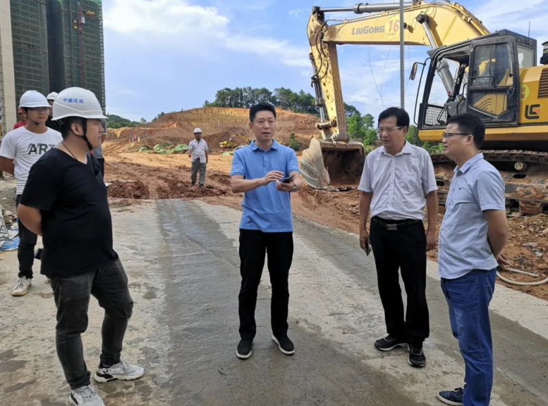 局长钟锋带队先后到汇洋·黄金海岸,彰泰·滨江学府,梧州市第十六中学