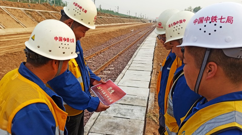 10月30日，中铁七局一公司洛阳中储项目技术主管裴小松带领技术员学习党的十九届五中全会会议公报