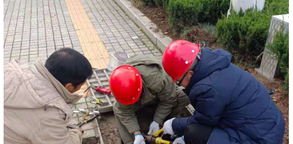 潜江市路灯局紧急抢修路灯电缆保市民安全出行