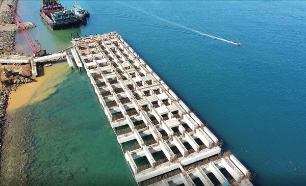 筑港品质点靓印尼奥比岛中建筑港国际工程公司印尼obi项目最后一榀下