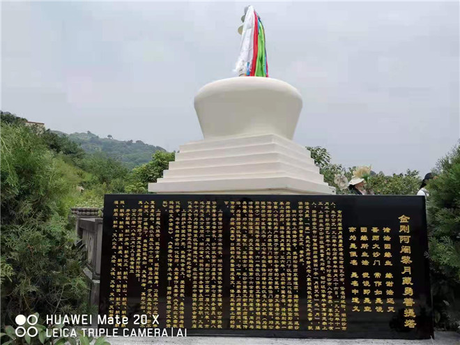 5供奉在西藏寺庙内的邓述祜灵骨塔