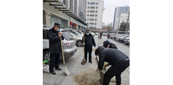 武昌黄鹤楼街路长及时修缮破损路面 保障居民安全通行