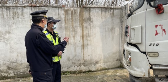 无良司机深夜街边偷倒建筑弃料被逮，硚口城管交警打假冒牌环卫车