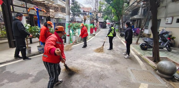 “小行大爱”扮靓家园 江汉区开展周末大扫除