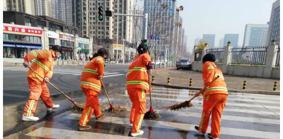 汉阳环卫冒雨排水，及时保障学生出行安全