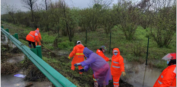 蔡甸环卫冒雨清淤铲草 着力治理卫生环境