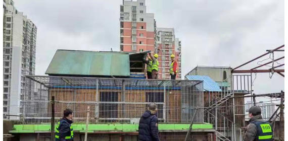 江汉区一小区两栋楼顶四百多平方历史违建拆除