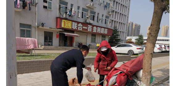 蔡经开城管春风送温馨 热情救助流浪汉