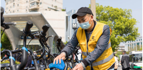 武昌区开展“洗靓”单车行动 保障市民清明期间干净安全骑行