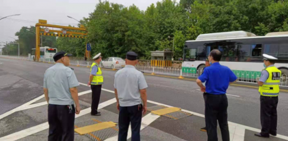 拒绝诱惑，江岸城管坚决劝返超限货车