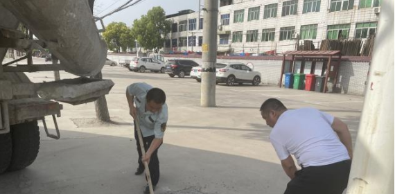 武汉东西湖城管路长兜底硬化坑洞 守护市民“脚下安全”