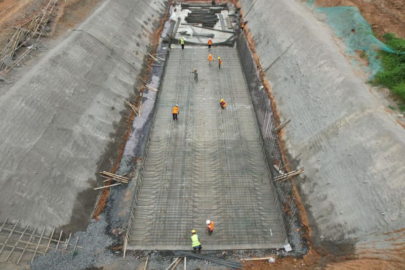 高铁片区漳河大道跨岩子河桥施工现场