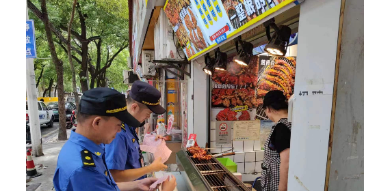 武昌粮道街路长在网红街区开展燃气安全大检查