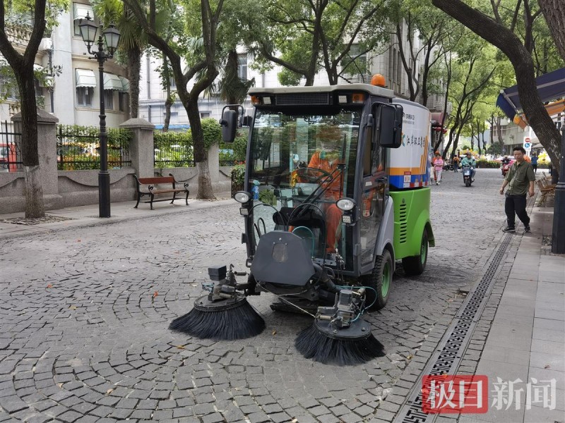 江岸区环卫集团小型吸扫车、高压水车精细化作业，打造席地而坐示范区