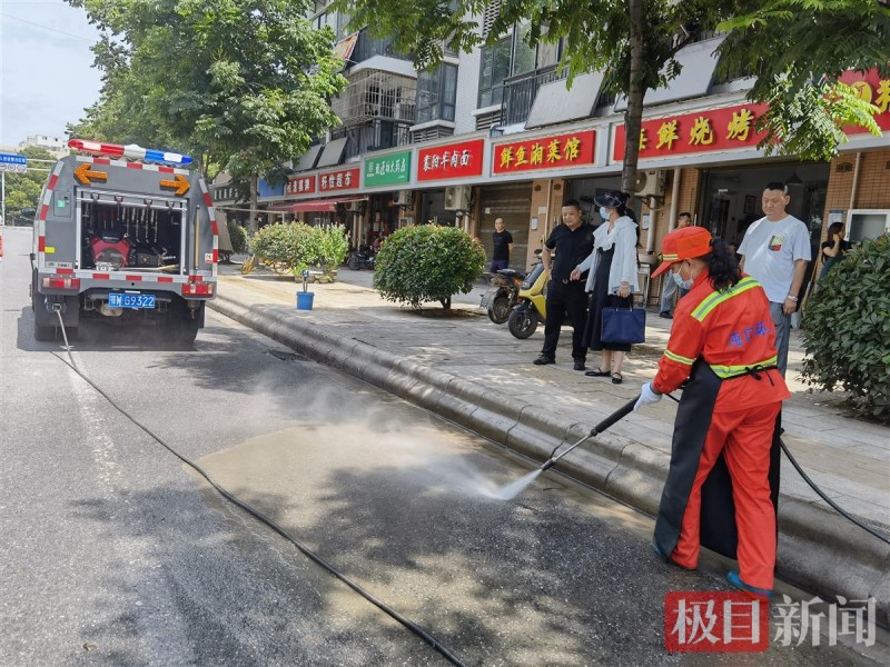 沌口环卫工用高温高压水枪，清洗油污路面