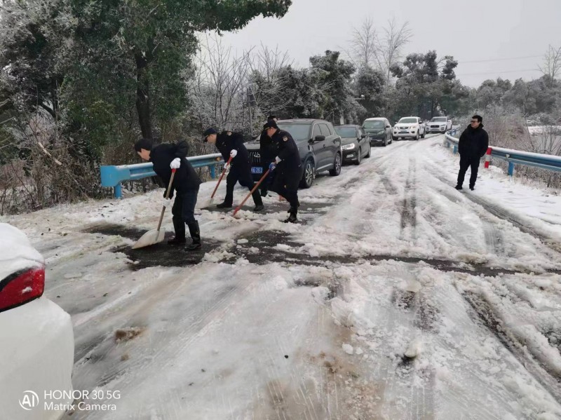 蔡甸区桐湖城管执法队铲雪除冰