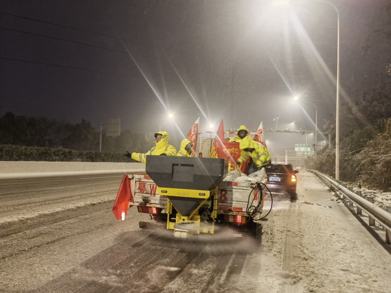 汉阳市政清雪除冰，守护交通畅行 (1)