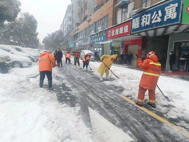 执法环卫一起清理农行周边积雪 (1)