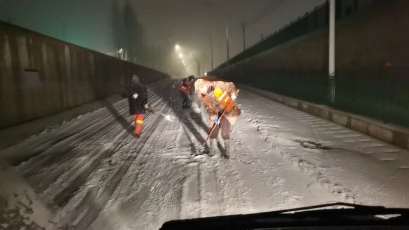 零时冒大雪沙场涵洞撒盐 (1)