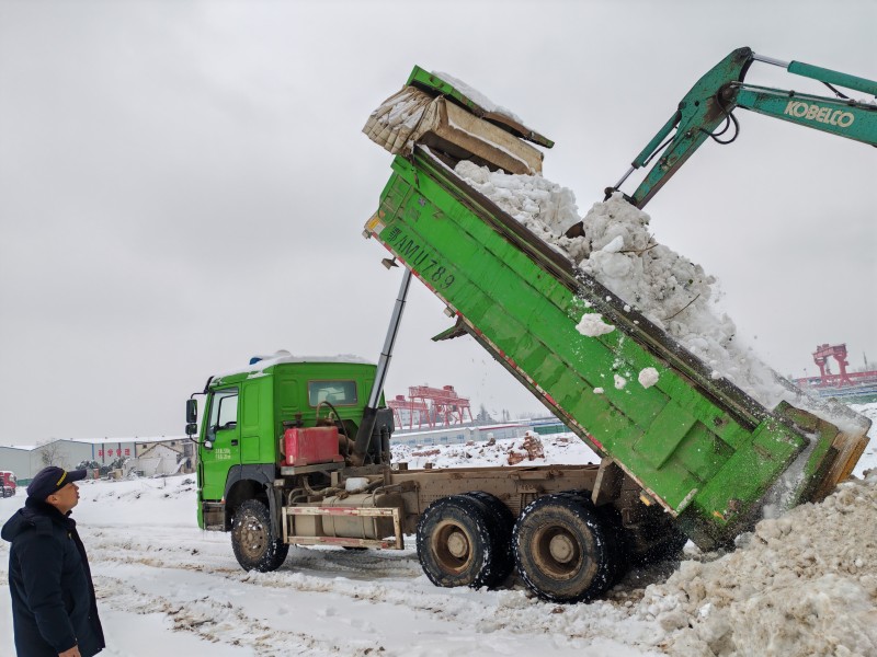 渣土车倾倒积雪