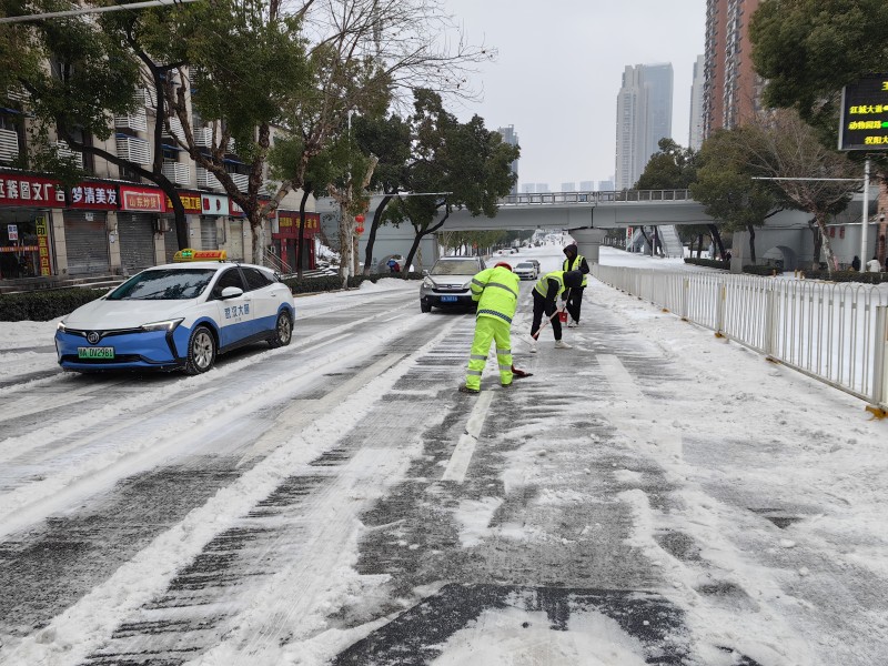 汉阳大道人行天桥铲雪