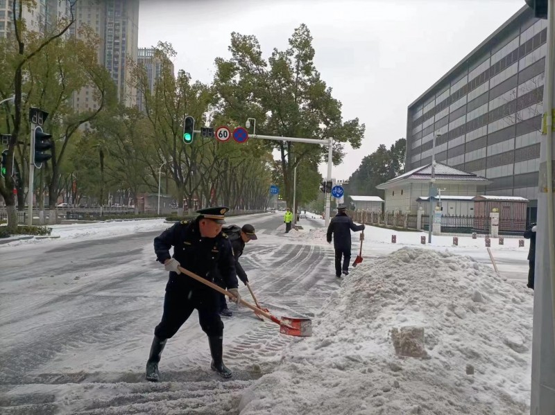 执法队员除雪