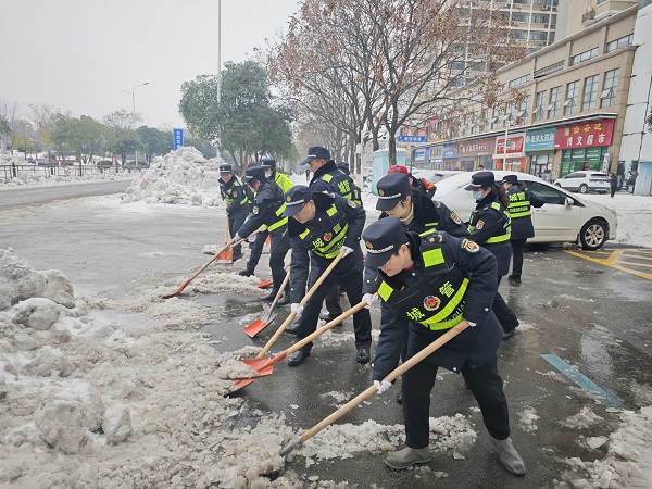 咸宁城管众志成城全力以赴铲雪除冰保畅通