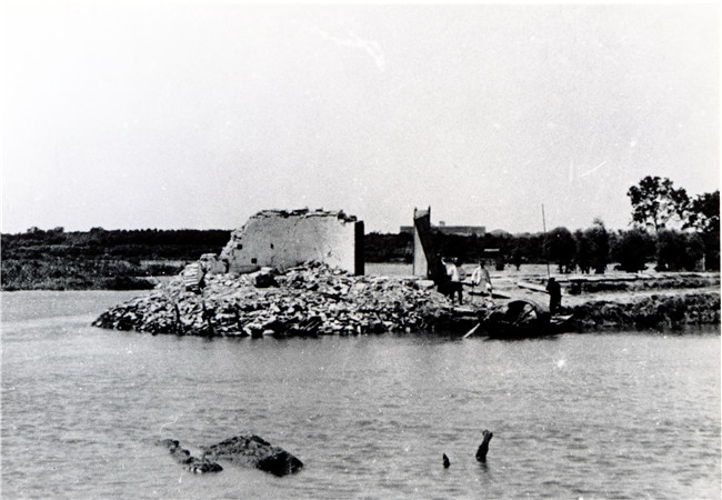 21935年7月，沙市土城外碉堡被冲毁后的情景