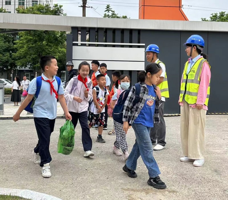 图1.项目部管理人员迎接学生入校