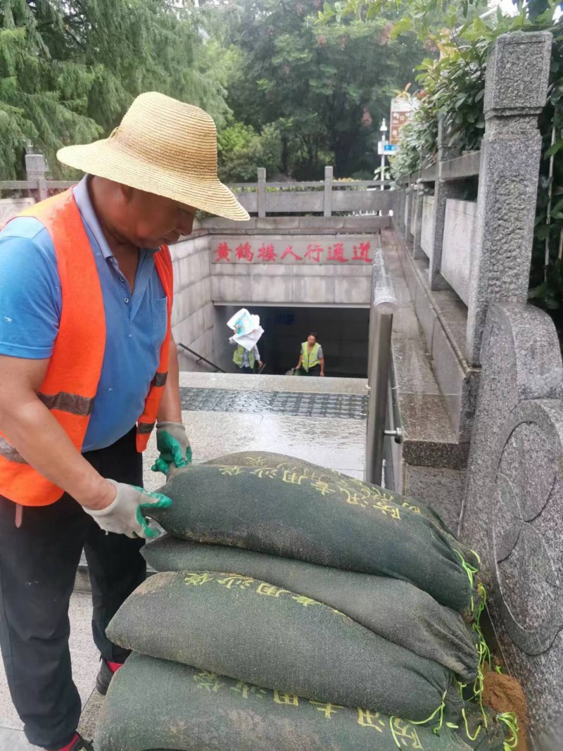 市政人员准备防汛物资