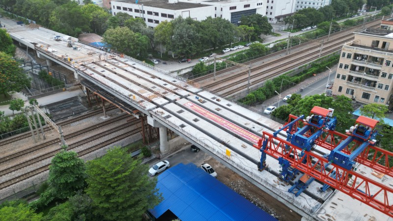 东莞市塘厦镇迎宾大道跨铁路桥顺利合龙 (8)