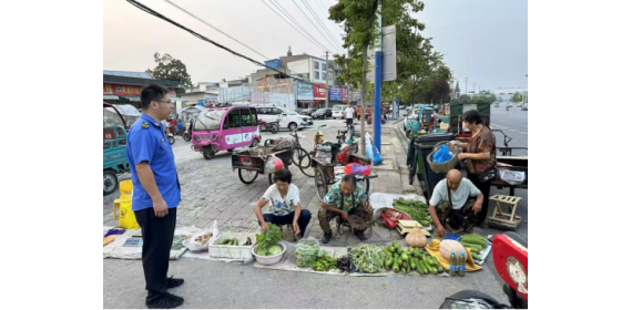 湖北天门城管：整治占道经营 护航市民出行