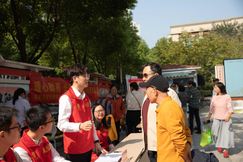 金秋送暖，情满重阳｜南京公司开展黄山路社区重阳节志愿服务活动