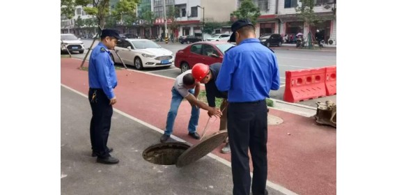 湖北仙桃市城市管理执法局开展道路施工围挡专项排查整治