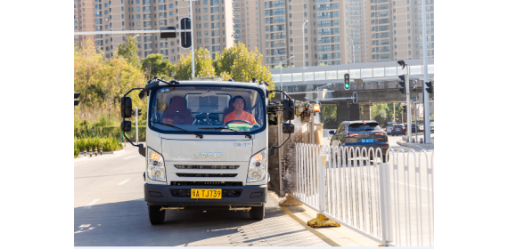 武汉市汉阳区：护栏清洗“神器”加持 城市道路持续焕新