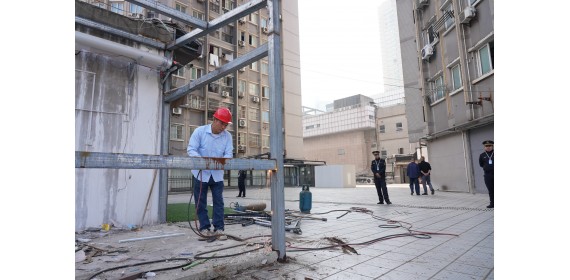 物业在天台私建仓库，武昌城管联合街道依法拆除