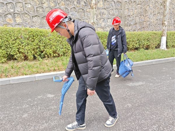 2、使用智能地下管线探测仪探测地下管线